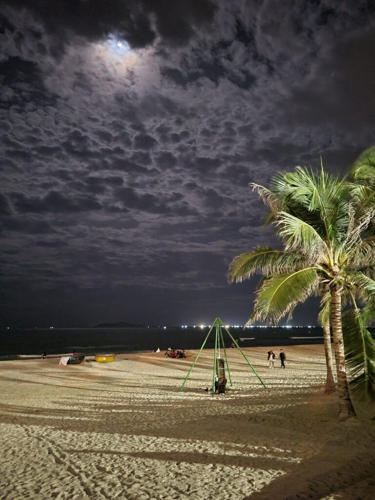 da nang beach at night