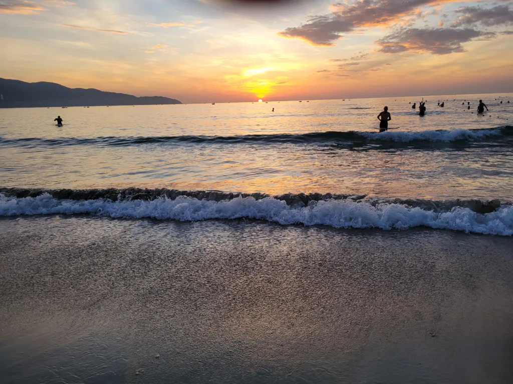 my khe beach at night in da nang